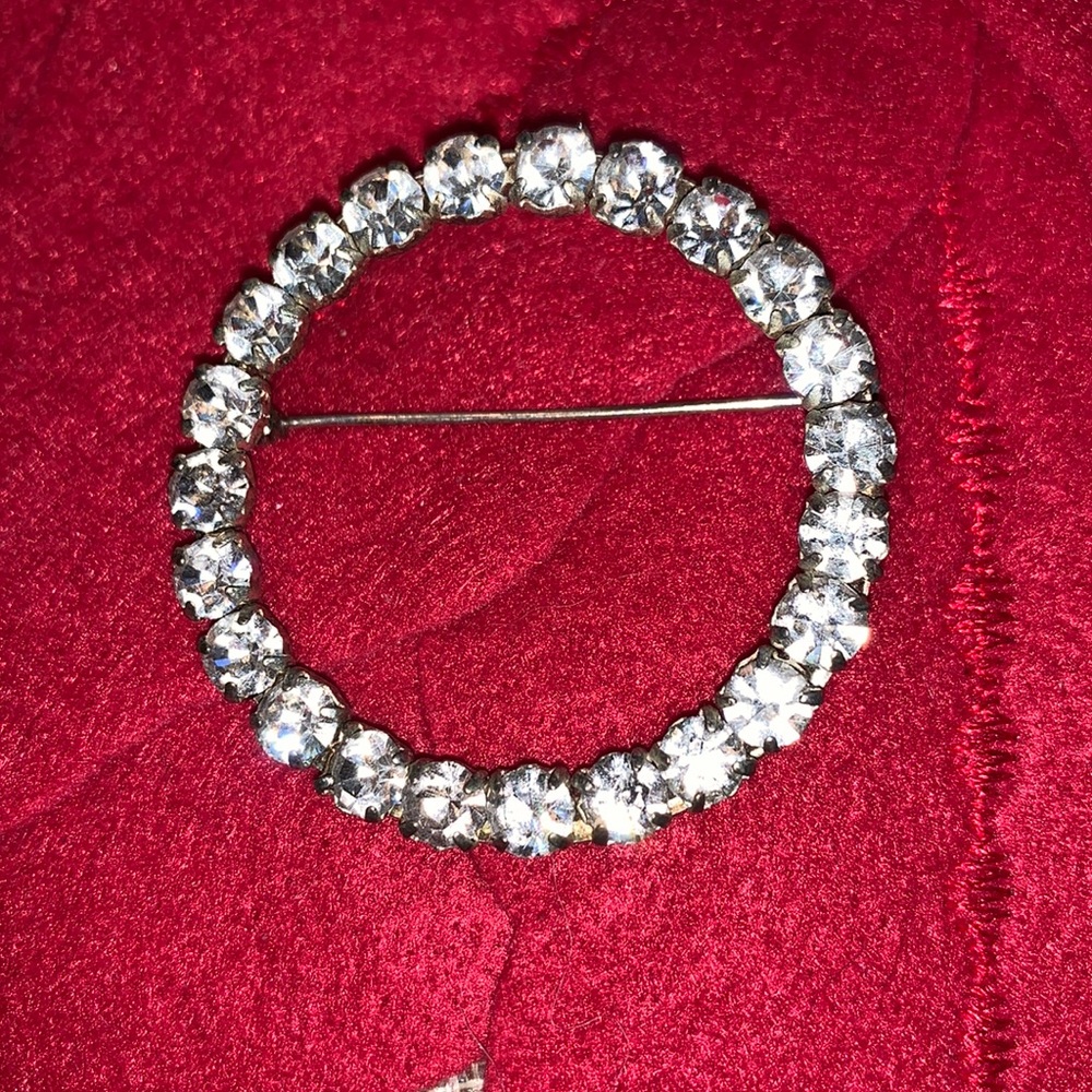 🌻🌻🌻 BOG2 SALE ITEM! Simply Lovely Rhinestone Pin